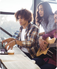 Ao se inscrever, você se junta a uma comunidade vibrante de músicos e entusiastas, promovendo a troca de experiências e apoio mútuo.